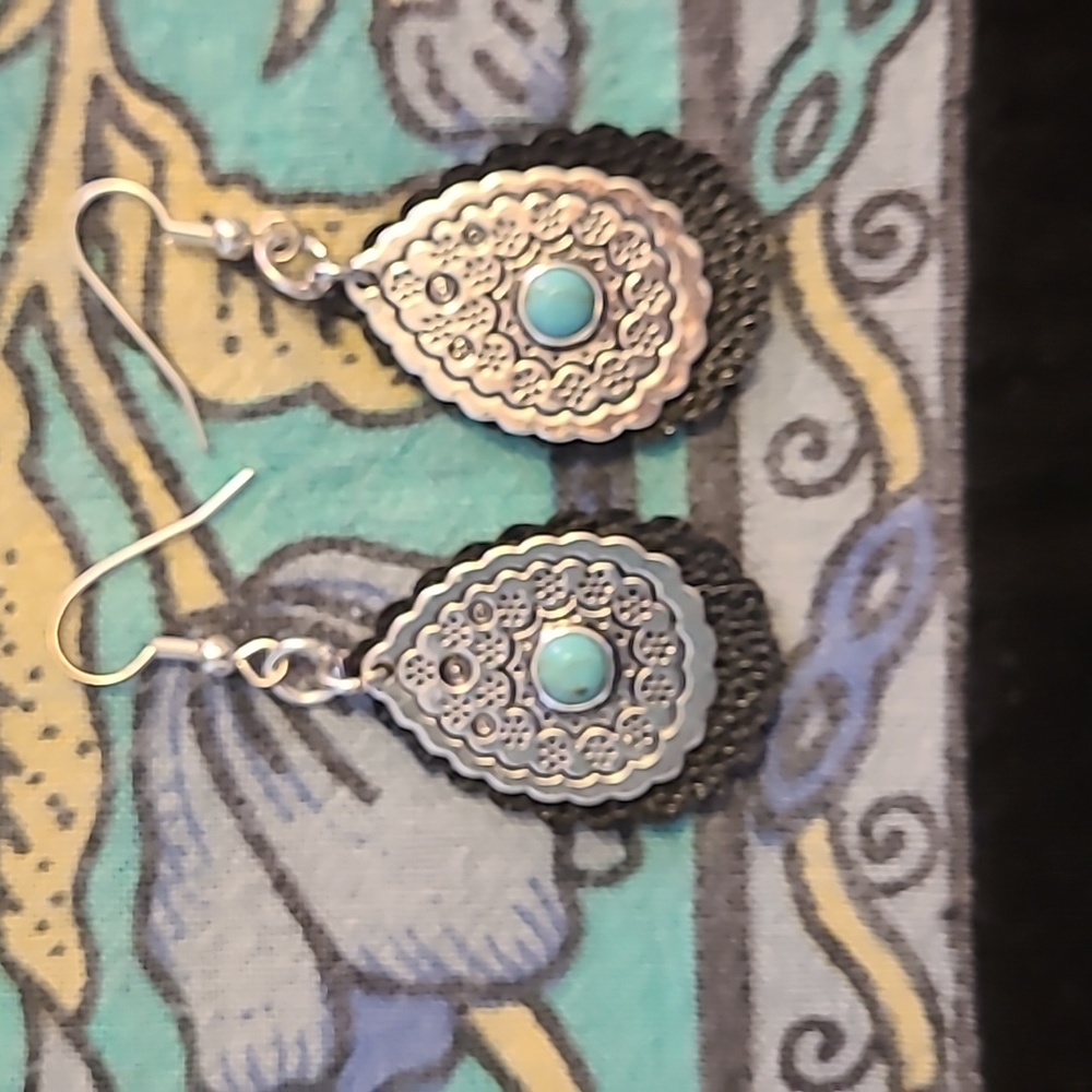 Hand crafted turquoise and silver plated necklace and earring set - Picture 4 of 5